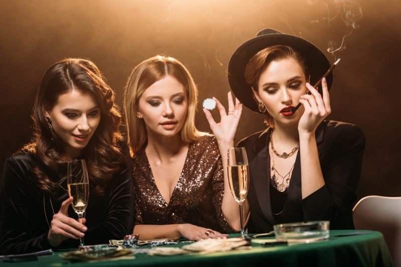 Live dealer ကတ်ဂိမ်း Baccarat ကစားနေသော မြန်မာ ကစားသမား