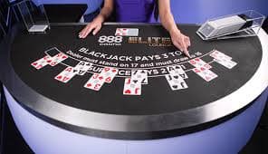 Poker table live dealer ဖြင့် strategy ကစားနေသောမြင်ကွင်း